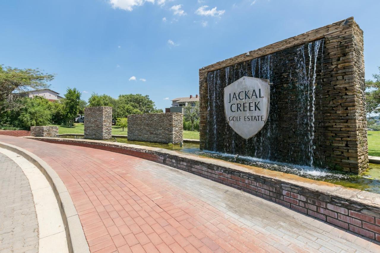 Modern Apartment In A Secure Golf Estate.Wifi Roodepoort Extérieur photo
