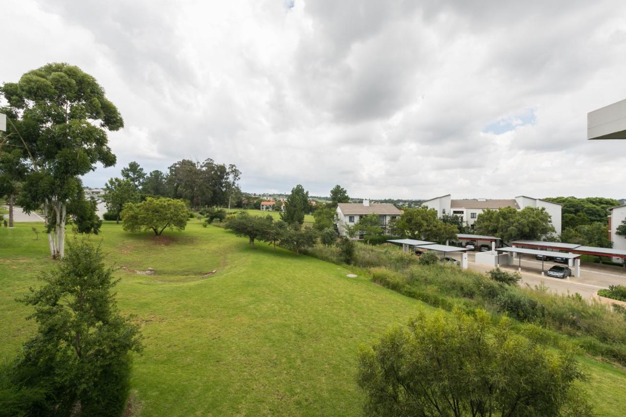 Modern Apartment In A Secure Golf Estate.Wifi Roodepoort Extérieur photo